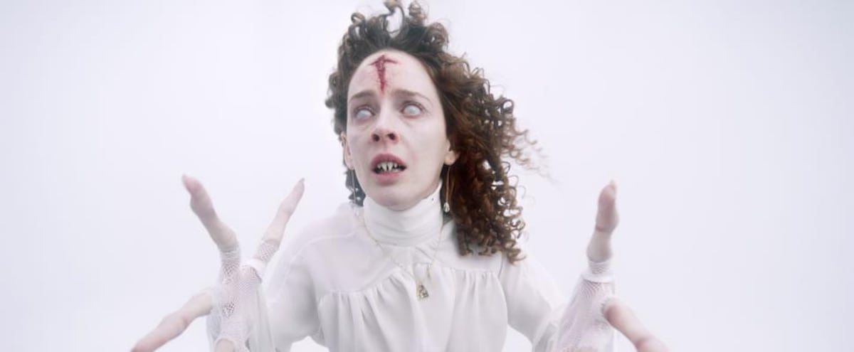 ‘Silencio’: Eduardo Casanova se pone clásico, sin perder locura, con su viaje vampírico al VIH y al dolor de la eternidad