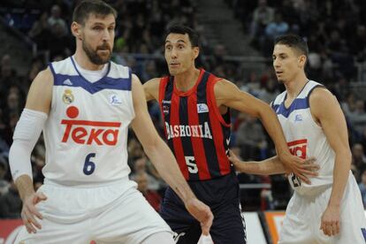 Prigioni, entre Nocioni y Carroll, en su último Baskonia-Madrid en enero