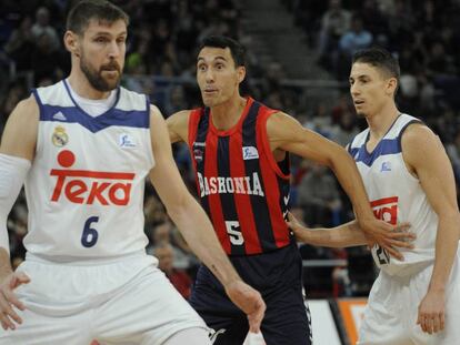 Prigioni, entre Nocioni y Carroll, en su último Baskonia-Madrid en enero