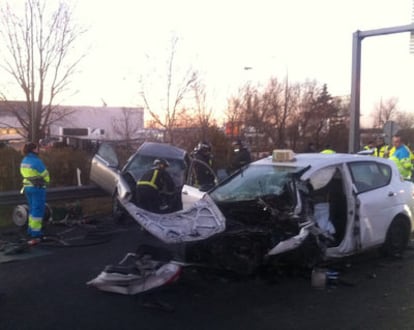 Una imagen del estado del taxi involucrado en el accidente esta mañana en la A5 a la altura de Móstoles.