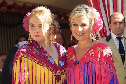 La reina Máxima y su hija, la princesa Alexia, en la Feria de Abril.