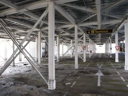 El aparcamiento del aeropuerto Girona-Costa Brava, en desuso.