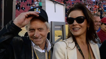 Los actores Michael Douglas y Catherine Zeta-Jones a su llegada al estadio Levi.