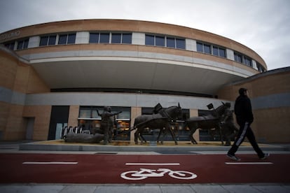 'Monumento al arrastre', una obra de bronce en el exterior de la plaza de toros, costó 614.800 euros.