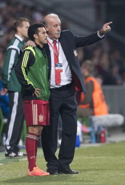 Del Bosque da instrucciones a Pedro antes de su ingreso en el campo.