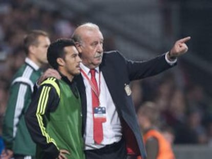 Del Bosque da instrucciones a Pedro antes de su ingreso en el campo.