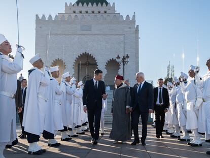 (I-D) El presidente del Gobierno, Pedro Sánchez; el historiador del Reino de Marruecos y portavoz del Palacio Real, Abdelhak Lamrin y  el ministro de Sanidad y Protección Social de Rabat, Khalid Ait Taleb, después de visitar el Mausoleo de Mohamed V, a 2 de febrero, en Rabat (Marruecos). Sánchez se ha desplazado hoy al mausoleo para realizar una ofrenda floral y firmar en el Libro de Oro. La visita tiene lugar antes de que comience la segunda jornada de la XII Reunión de Alto Nivel Marruecos-España, que empezó ayer, 1 de febrero y termina hoy. Desde el Gobierno de España no dudan en tachar de histórica la cita, que llega después de ocho años sin una Reunión de Alto Nivel (RAN), y ensalzan el camino recorrido en el último año, después de que el Ejecutivo respaldara el plan de autonomía marroquí para el Sáhara. Se prevé que esta cita permita sentar unas bases sólidas en la relación entre España y Marruecos que permitan que las recurrentes crisis entre ambos países queden en el olvido, aunque no se vaya producir un encuentro entre Pedro Sánchez y el rey Mohamed VI.
02 FEBRERO 2023;ASAMBLEA;PRIMER PLENO;AÑO ELECTORAL;ELECCIONES
EUROPA PRESS/D.Zorrakino. POOL
02/02/2023