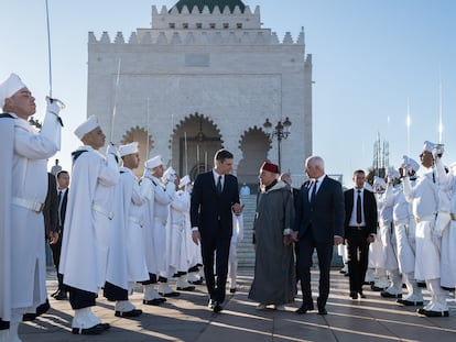 El presidente del Gobierno, Pedro Sánchez; el historiador del Reino de Marruecos y portavoz del Palacio Real, Abdelhak Lamrin y el ministro de Sanidad y Protección Social de Rabat, Khalid Ait Taleb, después de visitar el Mausoleo de Mohamed V, el 2 de febrero, en Rabat (Marruecos).