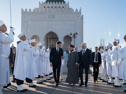 (I-D) El presidente del Gobierno, Pedro Sánchez; el historiador del Reino de Marruecos y portavoz del Palacio Real, Abdelhak Lamrin y  el ministro de Sanidad y Protección Social de Rabat, Khalid Ait Taleb, después de visitar el Mausoleo de Mohamed V, a 2 de febrero, en Rabat (Marruecos). Sánchez se ha desplazado hoy al mausoleo para realizar una ofrenda floral y firmar en el Libro de Oro. La visita tiene lugar antes de que comience la segunda jornada de la XII Reunión de Alto Nivel Marruecos-España, que empezó ayer, 1 de febrero y termina hoy. Desde el Gobierno de España no dudan en tachar de histórica la cita, que llega después de ocho años sin una Reunión de Alto Nivel (RAN), y ensalzan el camino recorrido en el último año, después de que el Ejecutivo respaldara el plan de autonomía marroquí para el Sáhara. Se prevé que esta cita permita sentar unas bases sólidas en la relación entre España y Marruecos que permitan que las recurrentes crisis entre ambos países queden en el olvido, aunque no se vaya producir un encuentro entre Pedro Sánchez y el rey Mohamed VI.
02 FEBRERO 2023;ASAMBLEA;PRIMER PLENO;AÑO ELECTORAL;ELECCIONES
EUROPA PRESS/D.Zorrakino. POOL
02/02/2023