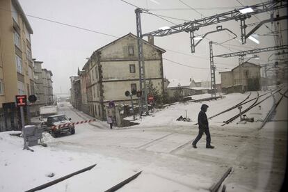 Una persona cruza las vías del tren en Reinosa (Cantabria).