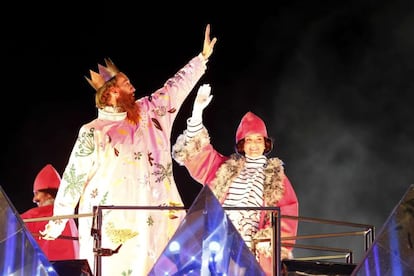 El Rey Gaspar saluda durante la cabalgata de los Reyes Magos de 2016. EFE/Archivo