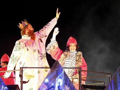 El Rey Gaspar saluda durante la cabalgata de los Reyes Magos de 2016. EFE/Archivo