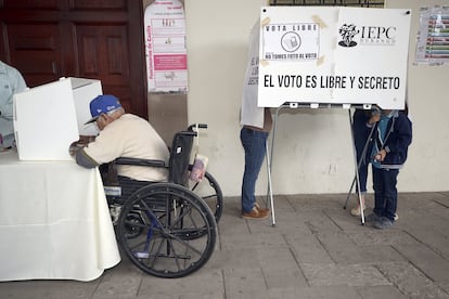Ciudadanos votan durante el proceso electoral de Durango, en 2016.