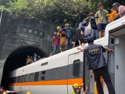 Imagem do acidente ferroviário em Taiwan, publicada pelo @Hualienfastnews no Facebook e distribuída pela Reuters.