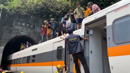 Imagem do acidente ferroviário em Taiwan, publicada pelo @Hualienfastnews no Facebook e distribuída pela Reuters.