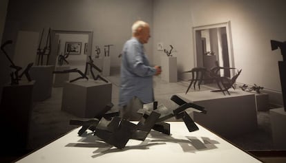'Hierros de temblor III', d'Eduardo Chillida, amb la imatge de les altres obres de l'escultor el 1958.