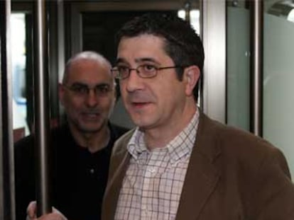 El líder del PSE, Patxi López, y Rodolfo Ares.