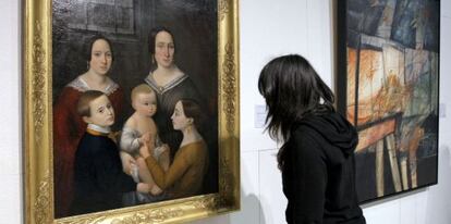 Una mujer observa una de las pinturas restauradas por el Museo de Bellas Artes.