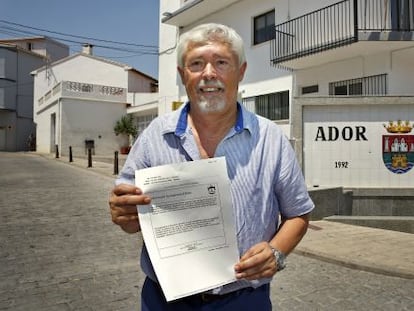 L'alcalde d'Ador, Joan Faus, ensenya el ban municipal.