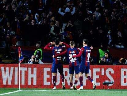 Una imagen del partido entre el FC Barcelona y el Nápoles, celebrado ayer en el estadio Lluís Companys, en Barcelona.