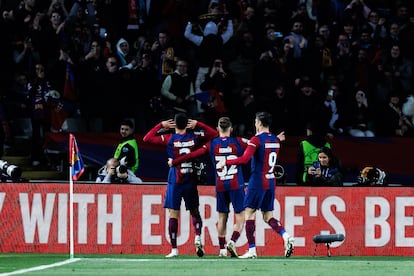 Una imagen del partido entre el FC Barcelona y el Nápoles, celebrado ayer en el estadio Lluís Companys, en Barcelona.