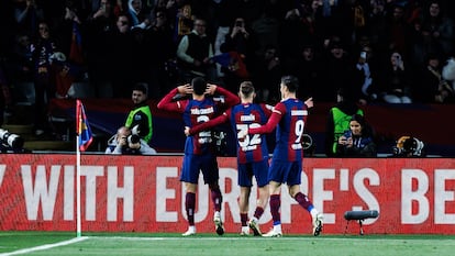 Una imagen del partido entre el FC Barcelona y el Nápoles, celebrado ayer en el estadio Lluís Companys, en Barcelona.