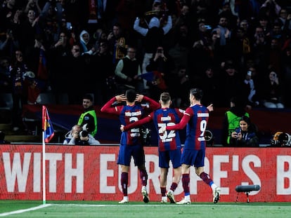 Una imagen del partido entre el FC Barcelona y el Nápoles, celebrado ayer en el estadio Lluís Companys, en Barcelona.