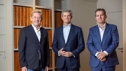 De izquierda a derecha: Wayne Griffiths, consejero delegado de Seat y Cupra; Francisco J. Riberas, presidente de Gestamp; y Vicente Segura, socio responsable de automoción de Deloitte.