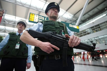 Agentes de policía patrullan ayer por el aeropuerto de Düsseldorf.