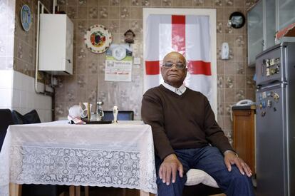 Alvan Melbourne, jubilado de 83 años, posa en su cocina, en Londres, el pasado viernes. Este antiguo empleado de unos grandes almacenes nunca ha estado en Escocia, pero piensa que debería seguir siendo parte de Reino Unido. "Es triste, ¿por qué no quieren quedarse con nosotros?", cuestiona.