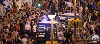 Vehículos policiales entre los concentrado en Sol.