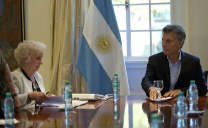 La jefa de Abuelas de Plaza de Mayo, Estela de Carlotto, en su reunión con el presidente de Argentina, Mauricio Macri.