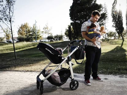 Um pai com seu bebê, em Saragoça.