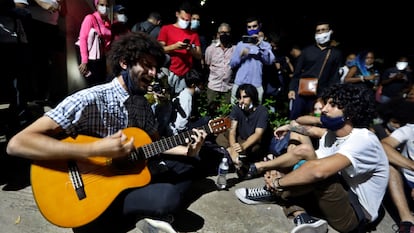 Varios jóvenes cantan durante una protesta pacífica frente al Ministerio de Cultura en La Habana.