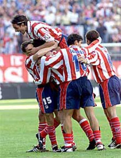 Los jugadores del Atlético se abrazan tras uno de sus goles.