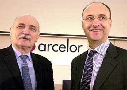 Guy Dollé (izquierda), junto al director financiero de Arcelor, Michel Burth, en la presentación de resultados.