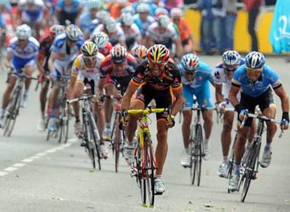 Valverde <i>esprinta</i> hacia la victoria en la primera etapa del Tour de Francia.