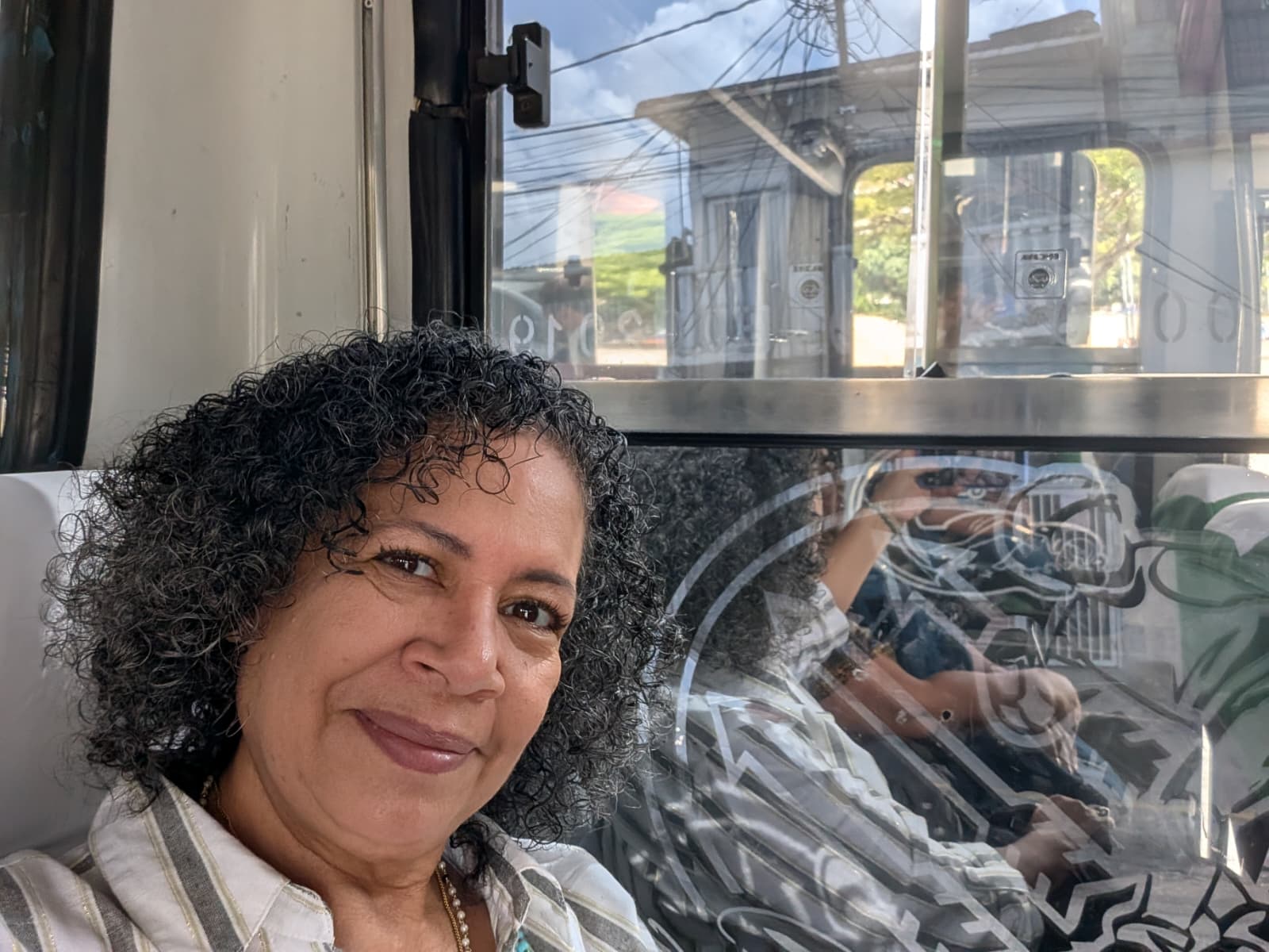 La periodista en una 'buseta' en Caracas.