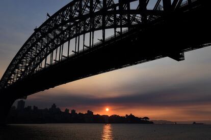 Vista del Harbour Bridge de Sídney durante un atardecer, en Sídney (Australia).