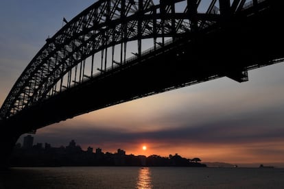 Vista del Harbour Bridge de Sídney durante un atardecer, en Sídney (Australia).