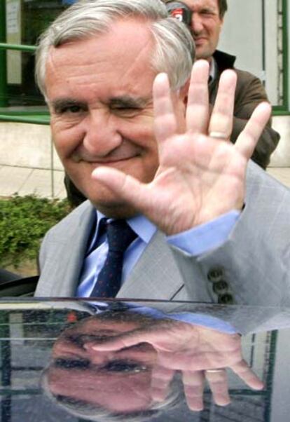 El primer ministro Raffarin, tras votar en Poitou.