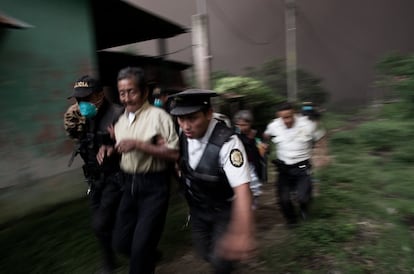 Un grupo de policías de Guatemala evacúa a un hombre en la aldea El Porvenir (Guatemala), el 3 de junio.