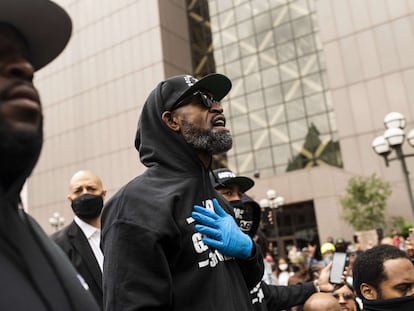 El exjugador de la NBA Stephen Jackson en la manifestación antirracista en Minneapolis.