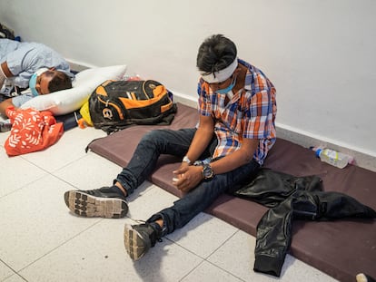 Migrantes heridos en la volcadura en Chiapas, esperan ser dados de alta en la Cruz Roja Mexicana en Tuxtla Gutiérrez.