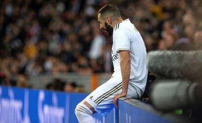 Karim Benzema se lamenta en un momento del partido contra el Athletic.