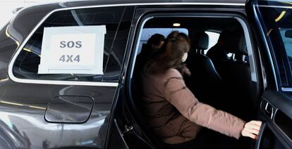 Personas anónimas han ofrecido sus 4x4 para el traslado de pacientes y personal sanitario.