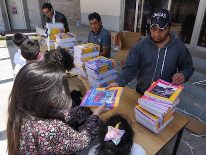 Reparto de libros de texto gratuitos en una escuela en el Estado de México.