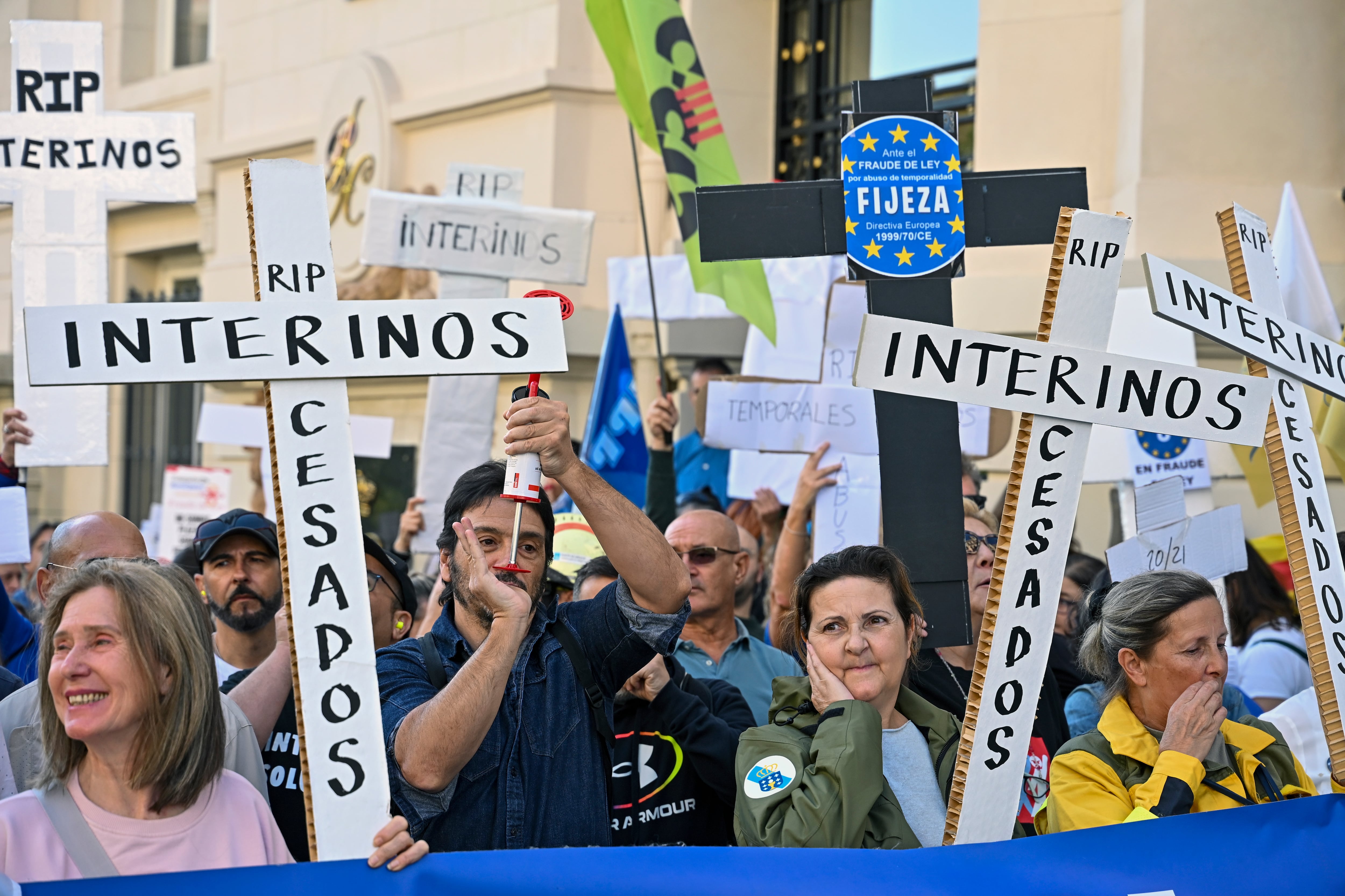 Colectivos de trabajadores interinos durante la concentración frente al Congreso de los Diputados, este martes en Madrid.