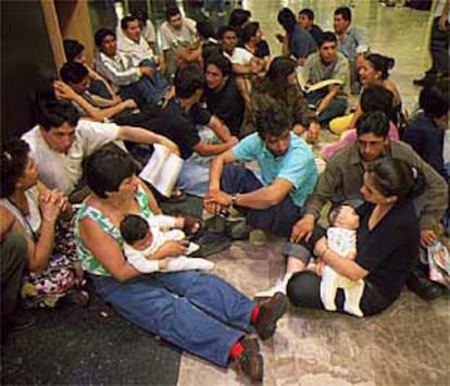 Un grupo de ecuatorianos espera a sus compatriotas retenidos ayer en Barajas.