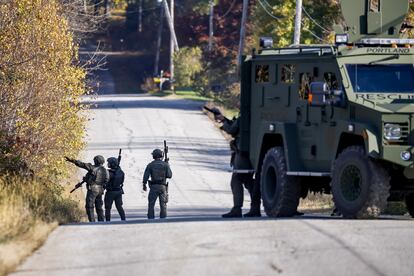 Policías buscan al sospechoso del tiroteo en Monmouth (Maine), este 27 de octubre.